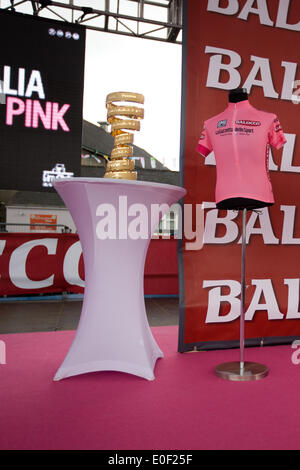 Armagh City, Irlanda del Nord, 11 maggio 2014. La Sanza fine e la maglia rosa sul palco per la firma in, prima di ciclisti in partenza da Armagh sul percorso a Dublino Credito: Bonzo Alamy/Live News Foto Stock