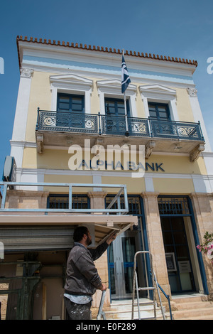 Alpha bank cash dispenser di denaro banca persona grecia Foto Stock