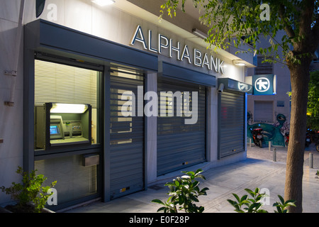 Alpha bank cash dispenser di denaro banca persona grecia Foto Stock