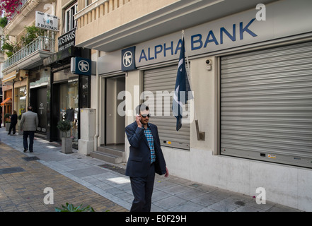 Alpha bank cash dispenser di denaro banca persona grecia Foto Stock