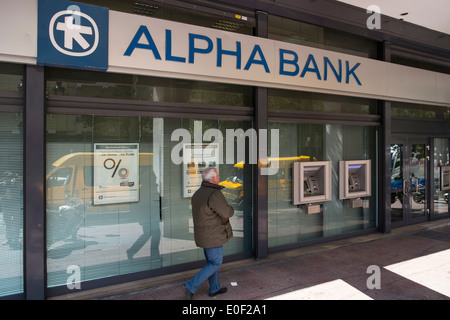 Alpha bank cash dispenser di denaro banca persona grecia Foto Stock