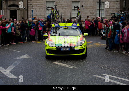 Armagh City, Irlanda del Nord, 11 maggio 2014. Auto del Team Neri Sottoli uscire Armagh sul percorso a Dublino in stadio 3 del Giro d'Italia: Credito Bonzo Alamy/Live News Foto Stock