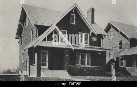 Una fotografia del 1918 che mostra la 1237 West First Avenue a Grandview Heights, Ohio. L'immagine cattura l'edificio residenziale e l'area circostante, offrendo uno scorcio della vita suburbana dei primi anni del XX secolo. Foto Stock