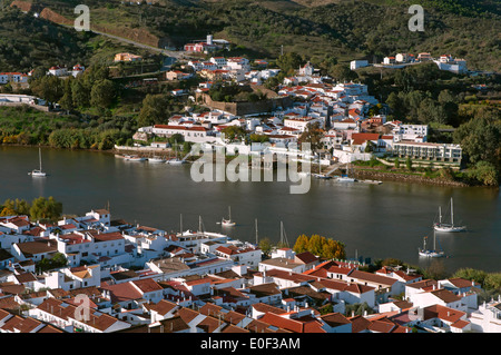 Fiume Guadiana, Spanish-Portuguese frontiera, Sanlucar De Guadiana, Huelva-provincia, in Spagna, in background Alcoutim (Portogallo) Foto Stock