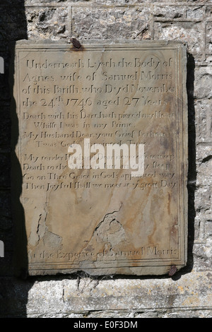 Targa commemorativa in ardesia all'esterno della chiesa di San Rhidian e St Illtyd a Llanrhidian sulla penisola di Gower in Galles. 18th ° secolo Foto Stock