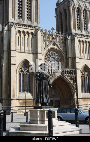 Cattedrale di Bristol, Inghilterra, fronte ovest, torri gemelle Pearsons e statua di Raja Rammohun Roy edificio classificato di grado i Foto Stock