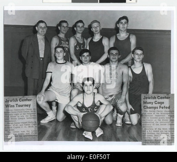 Questa immagine evidenzia la vittoria del campionato 2017 della squadra di pallacanestro intermedia dell'Emmauel Cohen Center, che celebra la vittoria nella lega di pallacanestro di Minneapolis. Presenta sia gli sport di squadra maschili che femminili negli Stati Uniti Foto Stock