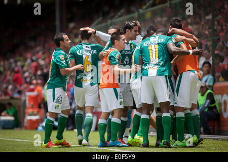 Toluca, Messico. 11 Maggio, 2014. Leon i giocatori di celebrare dopo un punteggio contro Toluca durante la seconda gamba semifinale partita della Liga MX TORNEO DI CHIUSURA A Nemesio Diez Stadium di Toluca, Stato del Messico, Messico, il 11 maggio 2014. Leon ha vinto 1-0 e entrato nel finale da 2-0 sull'aggregato. © Pedro Mera/Xinhua/Alamy Live News Foto Stock