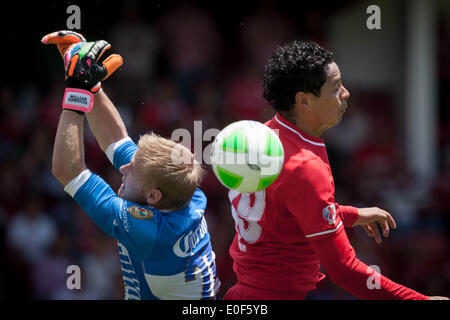 Toluca, Messico. 11 Maggio, 2014. Toluca's Raul Nava (R) il sistema VIES per la palla con William Yarbrough, portiere di Leon, durante la loro seconda gamba semifinale partita della Liga MX TORNEO DI CHIUSURA A Nemesio Diez Stadium di Toluca, Stato del Messico, Messico, il 11 maggio 2014. Leon ha vinto 1-0 e entrato nel finale da 2-0 sull'aggregato. © Pedro Mera/Xinhua/Alamy Live News Foto Stock