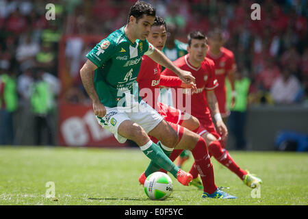 Toluca, Messico. 11 Maggio, 2014. Toluca's Raul Nava (indietro) il sistema VIES per la palla con Rafael Marquez (anteriore) di Leon durante la loro seconda gamba semifinale partita della Liga MX TORNEO DI CHIUSURA A Nemesio Diez Stadium di Toluca, Stato del Messico, Messico, il 11 maggio 2014. Leon ha vinto 1-0 e entrato nel finale da 2-0 sull'aggregato. © Pedro Mera/Xinhua/Alamy Live News Foto Stock