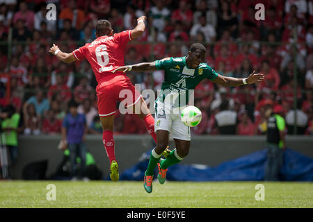 Toluca, Messico. 11 Maggio, 2014. Toluca's Miguel Ponce (L) il sistema VIES per la palla con Franco Arizala di Leon durante la loro seconda gamba semifinale partita della Liga MX TORNEO DI CHIUSURA A Nemesio Diez Stadium di Toluca, Stato del Messico, Messico, il 11 maggio 2014. Leon ha vinto 1-0 e entrato nel finale da 2-0 sull'aggregato. © Pedro Mera/Xinhua/Alamy Live News Foto Stock