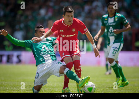 Toluca, Messico. 11 Maggio, 2014. Toluca's Edgar Benitez (C) il sistema VIES per la palla con Juan Jose Vazquez (L) di Leon durante la loro seconda gamba semifinale partita della Liga MX TORNEO DI CHIUSURA A Nemesio Diez Stadium di Toluca, Stato del Messico, Messico, il 11 maggio 2014. Leon ha vinto 1-0 e entrato nel finale da 2-0 sull'aggregato. © Pedro Mera/Xinhua/Alamy Live News Foto Stock