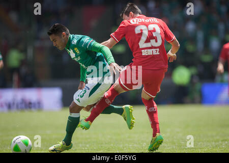 Toluca, Messico. 11 Maggio, 2014. Toluca's Edgar Benitez (R) il sistema VIES per la palla con Juan Jose Vazquez di Leon durante la loro seconda gamba semifinale partita della Liga MX TORNEO DI CHIUSURA A Nemesio Diez Stadium di Toluca, Stato del Messico, Messico, il 11 maggio 2014. Leon ha vinto 1-0 e entrato nel finale da 2-0 sull'aggregato. © Pedro Mera/Xinhua/Alamy Live News Foto Stock