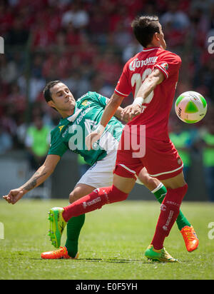 Toluca, Messico. 11 Maggio, 2014. Toluca's Edgar Benitez (R) il sistema VIES per la palla con Luis Montes di Leon durante la loro seconda gamba semifinale partita della Liga MX TORNEO DI CHIUSURA A Nemesio Diez Stadium di Toluca, Stato del Messico, Messico, il 11 maggio 2014. Leon ha vinto 1-0 e entrato nel finale da 2-0 sull'aggregato. © Pedro Mera/Xinhua/Alamy Live News Foto Stock