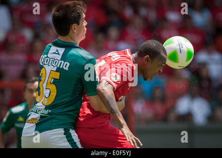 Toluca, Messico. 11 Maggio, 2014. Toluca's Wilson Tiago (R) il sistema VIES per la palla con Juan Ignacio González di Leon durante la loro seconda gamba semifinale partita della Liga MX TORNEO DI CHIUSURA A Nemesio Diez Stadium di Toluca, Stato del Messico, Messico, il 11 maggio 2014. Leon ha vinto 1-0 e entrato nel finale da 2-0 sull'aggregato. © Pedro Mera/Xinhua/Alamy Live News Foto Stock