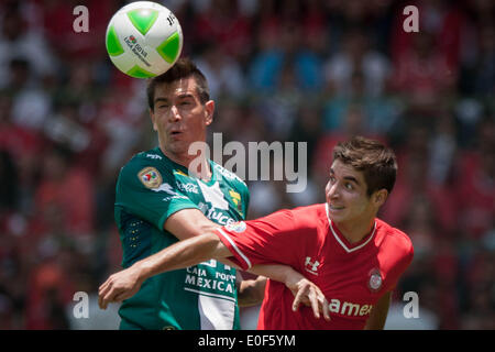 Toluca, Messico. 11 Maggio, 2014. Toluca's Isacco Brizuela (R) il sistema VIES per la palla con Juan Ignacio González di Leon durante la loro seconda gamba semifinale partita della Liga MX TORNEO DI CHIUSURA A Nemesio Diez Stadium di Toluca, Stato del Messico, Messico, il 11 maggio 2014. Leon ha vinto 1-0 e entrato nel finale da 2-0 sull'aggregato. © Pedro Mera/Xinhua/Alamy Live News Foto Stock