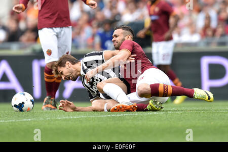 Roma, Italia. 11 Maggio, 2014. Llorente (L) della Juventus vies con Leandro Castan di Roma durante il campionato italiano di una partita di calcio in Italia a Roma, il 11 maggio 2014. Roma ha perso 0-1. Credito: Alberto Lingria/Xinhua/Alamy Live News Foto Stock