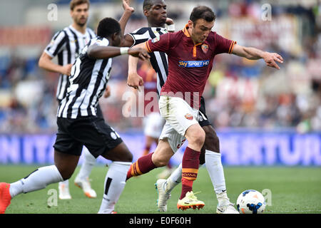 Roma, Italia. 11 Maggio, 2014. Vassilis Torosidis (R) di Roma compete durante il campionato italiano di una partita di calcio contro la Juventus in Italia a Roma, il 11 maggio 2014. Roma ha perso 0-1. Credito: Alberto Lingria/Xinhua/Alamy Live News Foto Stock