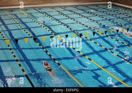 La gente di nuoto giri in un triathlon. Foto Stock