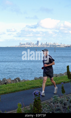 Pareggiatore senior corre sul multi purpose percorso in Mill Valley California Foto Stock