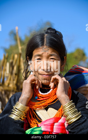 Un Naga donna con il suo volto tatuato. Foto Stock