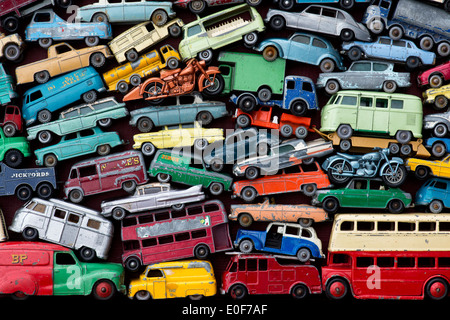 Vecchio playworn Dinky, Matchbox Lesney Toy Cars, autobus, motocicli pattern Foto Stock