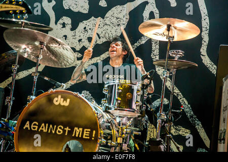 Detroit, Michigan, Stati Uniti d'America. Il 10 maggio, 2014. ATOM WILLARD di contro di me di eseguire sul Transgender disforia Blues Tour a St. Andrews Hall di Detroit, MI su 10 maggio 2014 © Marc Nader/ZUMA filo/ZUMAPRESS.com/Alamy Live News Foto Stock