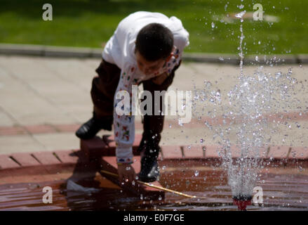 Straldza Bulgaria 11 Maggio 2014: Marash canta quando lillã blossom e folclore tradizionale si riuniscono a molla. Bulgari celebrare con un festival di canti e danze nel pittoresco villaggio di Straldza. Credito: Clifford Norton/Alamy Live News Foto Stock