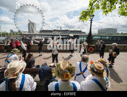 Aldbury Morris uomini eseguono una danza tradizionale display durante il Westminster Morris uomini Giorno della Danza Foto Stock