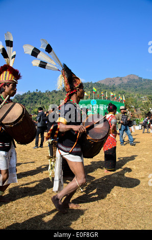 Pangmi uomini ballare con i loro tamburi Foto Stock