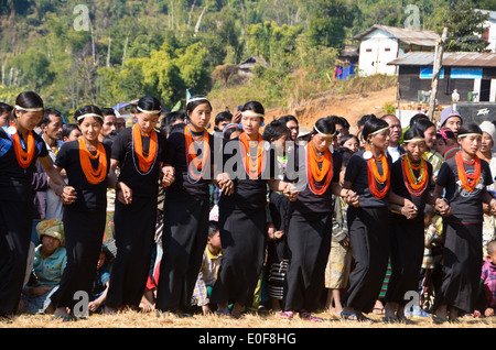 Tsawlaw ragazze in abiti neri con orange-bead collane Foto Stock