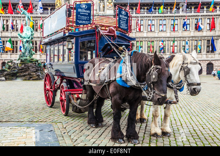 Tourist cavallo e carrozza di Grote Martk (piazza principale) conil Stadhuis e fontana Brabo dietro, ad Anversa, Belgio. Foto Stock