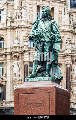 Statua del xvii secolo pittore fiammingo David Teniers il Giovane nella Teniersplaats, Anversa. Foto Stock