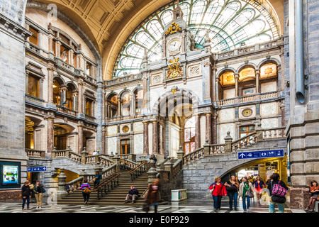 Il grand in attesa e di ingresso della stazione ferroviaria Antwerpen-Centraal progettato da Louis Delacenserie. Foto Stock