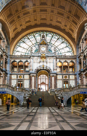 Il grand in attesa e di ingresso della stazione ferroviaria Antwerpen-Centraal progettato da Louis Delacenserie. Foto Stock