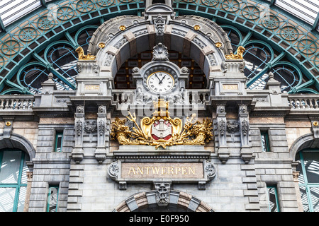 Il clock al di sopra della hall di entrata della stazione ferroviaria Antwerpen-Centraal. Foto Stock