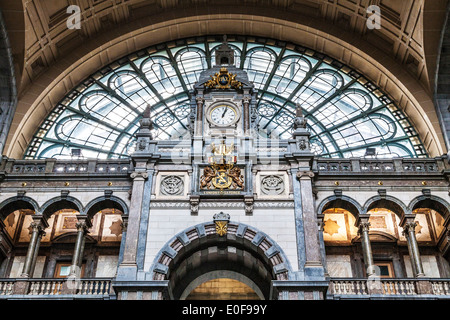 Il clock al di sopra della hall di entrata della stazione ferroviaria Antwerpen-Centraal. Foto Stock