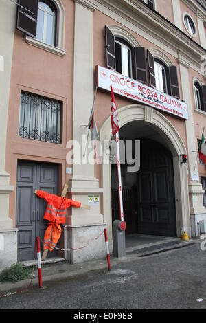 Roma Italia. Il 10 maggio 2014 segni di protesta al di fuori della Croce Rossa Italiana contro la costruzione di nuove condizioni di lavoro e di tagli in Roma (Italia). Credito: Gari Wyn Williams / Alamy Live News Foto Stock