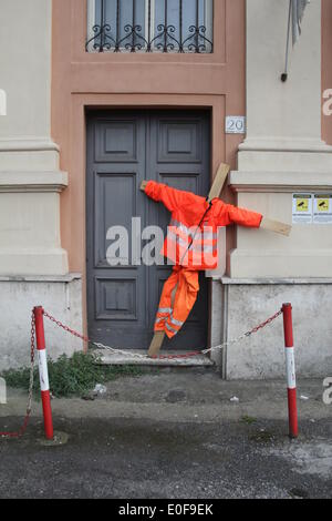 Roma Italia. Il 10 maggio 2014 segni di protesta al di fuori della Croce Rossa Italiana contro la costruzione di nuove condizioni di lavoro e di tagli in Roma (Italia). Credito: Gari Wyn Williams / Alamy Live News Foto Stock