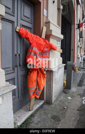 Roma Italia. Il 10 maggio 2014 segni di protesta al di fuori della Croce Rossa Italiana contro la costruzione di nuove condizioni di lavoro e di tagli in Roma (Italia). Credito: Gari Wyn Williams / Alamy Live News Foto Stock
