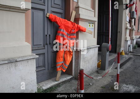 Roma Italia. Il 10 maggio 2014 segni di protesta al di fuori della Croce Rossa Italiana contro la costruzione di nuove condizioni di lavoro e di tagli in Roma (Italia). Credito: Gari Wyn Williams / Alamy Live News Foto Stock