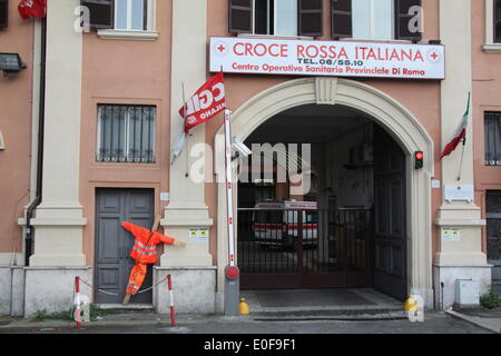 Roma Italia. Il 10 maggio 2014 segni di protesta al di fuori della Croce Rossa Italiana contro la costruzione di nuove condizioni di lavoro e di tagli in Roma (Italia). Credito: Gari Wyn Williams / Alamy Live News Foto Stock