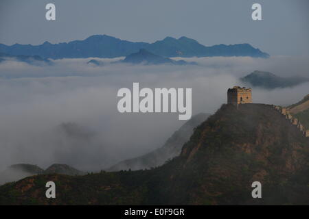 (140512) -- Pechino, 12 maggio 2014 (Xinhua) -- Foto scattata il 12 Maggio 2014 mostra nuvole sopra il Jinshanling Grande Muraglia a Pechino Capitale della Cina. (Xinhua/Zhang Aidong) (Ry) Foto Stock