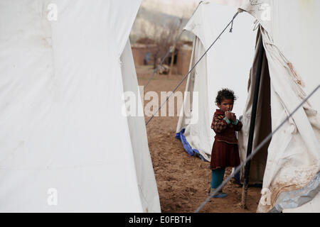 Bamyan. Il 12 maggio 2014. Un sfollati afghani bambino sta al di fuori di una tenda nella provincia di Mazar-i-Sharif in Afghanistan centrale il 12 maggio 2014. © Kamran/Xinhua/Alamy Live News Foto Stock