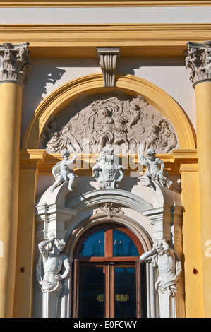 Bassorilievi e sculture a overdoor a ala nord a Wilanów Palace a Varsavia, Polonia Foto Stock