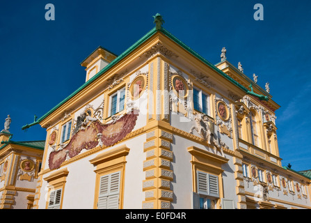 Orologio solare con Chronos e Pogon sulla parete sud di Wilanów Palace a Varsavia, Polonia Foto Stock