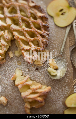 Vista superiore, la torta di mele reticolo con mele fresche Foto Stock