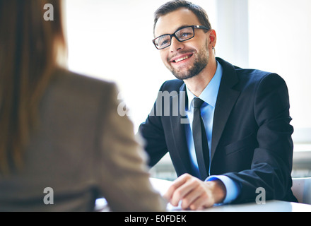 Immagine del giovane imprenditore intervistando femmina Foto Stock