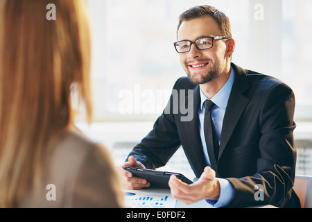 Immagine del giovane imprenditore intervistando femmina Foto Stock