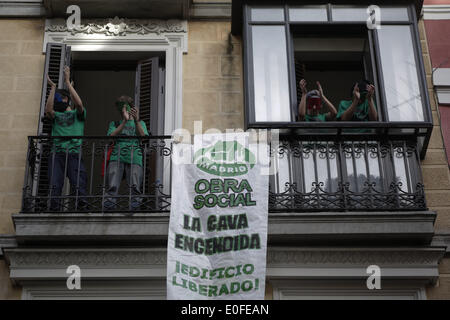 Madrid, Spagna. 11 Maggio, 2014. Attivisti provenienti da ''La PAH" con le loro facce ricoperte di clap e celebrare dopo occupano un edificio nel quartiere La Latina di Madrid, Spagna, 11 maggio 2014. La vittima della piattaforma di ipoteca '' La PAH'' ha occupato un edificio nel centro di Madrid che è stata abbandonata per oltre 3 anni che è di proprietà della ''Construcciones y Promociones Calvin''. Lo scopo dell'occupazione è a casa le famiglie sfrattate o quelli che sono vicini all'esclusione sociale. ''La PAH " da queste occupazioni ha reinsediato oltre 1200 persone in tutta la Spagna. © Rodrigo Garcia/NurPhoto/ZUMAPRESS.com/Alamy Live News Foto Stock